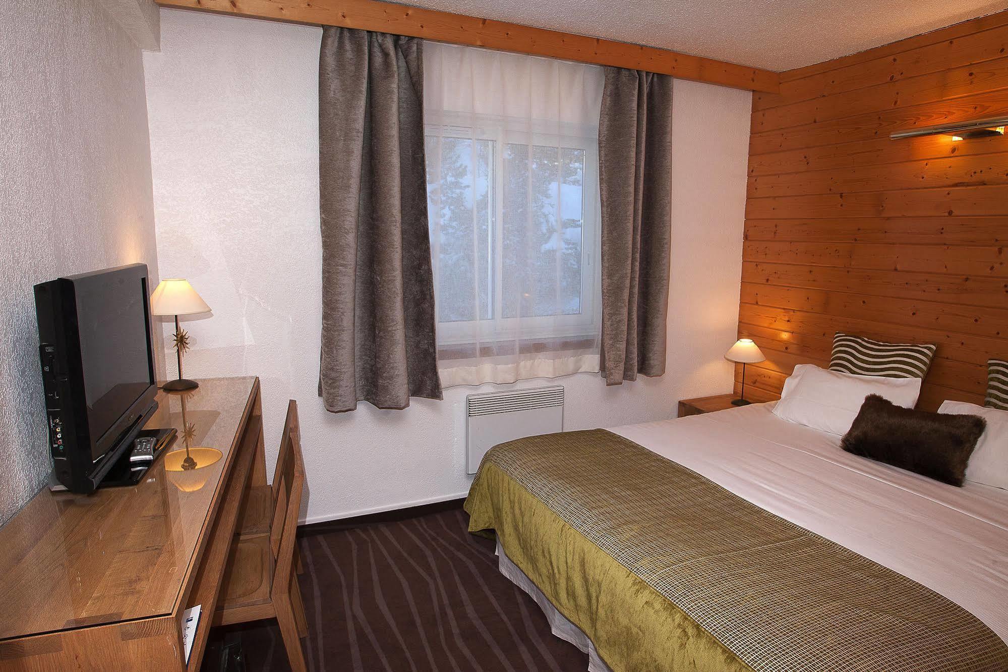 Hotel Le Grand Tetras Font-Romeu-Odeillo-Via Exterior photo